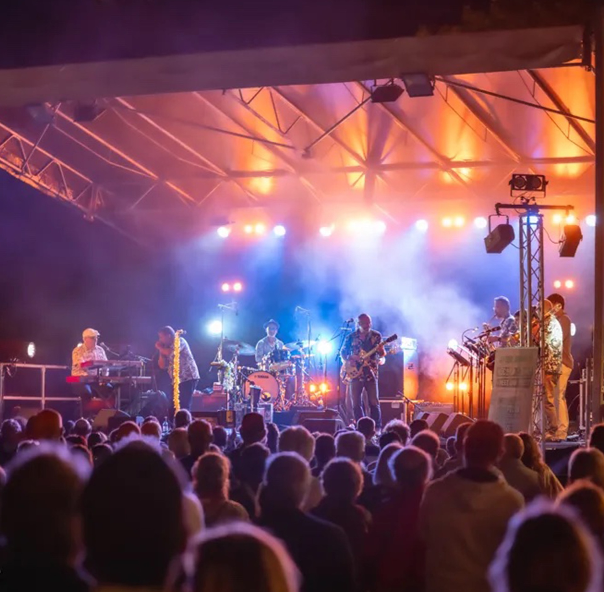 Expérience immersive et spectacle vivant au Festival de Jazz d'Andernos : gestion de scène et régie technique d'envergure par l'agence événementielle Kulte. - réalisé par Agence Kulte