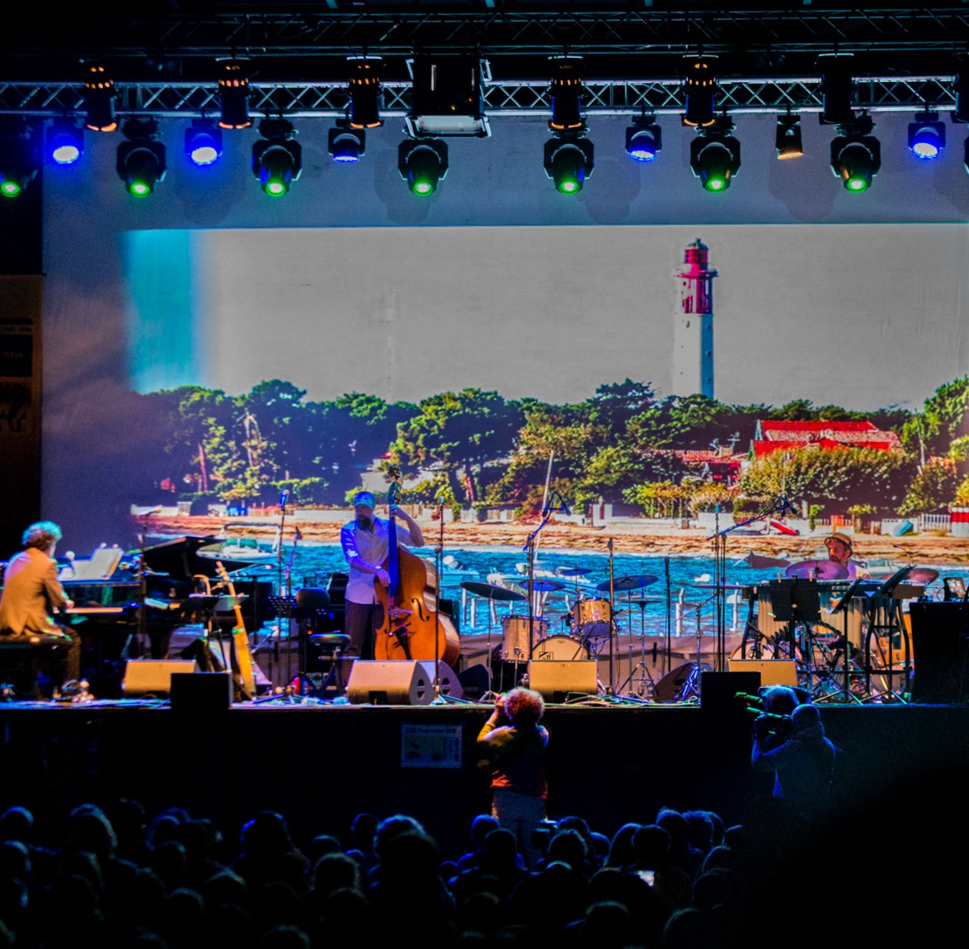 création scénographique et musicale avec Bernard Lubat et Thomas Bercy sur la grande scène du festival de jazz d'Andernos Les Bains. - réalisé par Agence Kulte