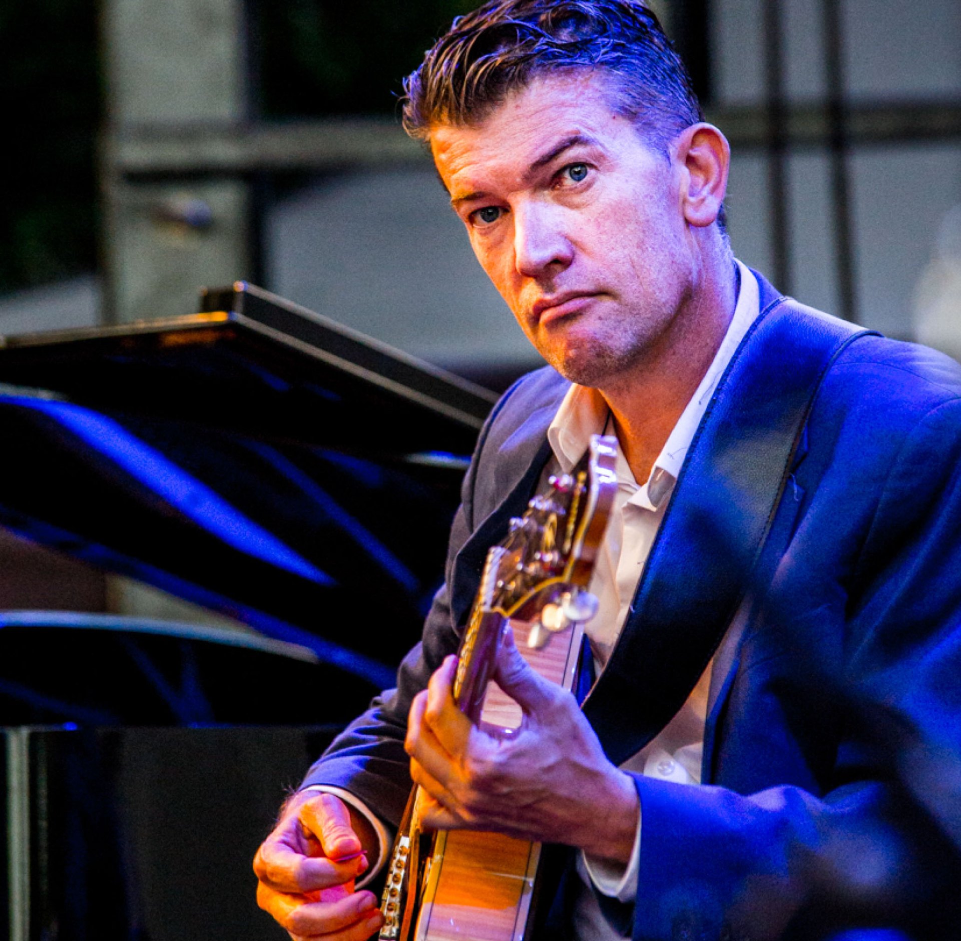 Gros plan sur un guitariste de jazz : expertise de l'accueil artistique par l'agence Kulte. - réalisé par Agence Kulte