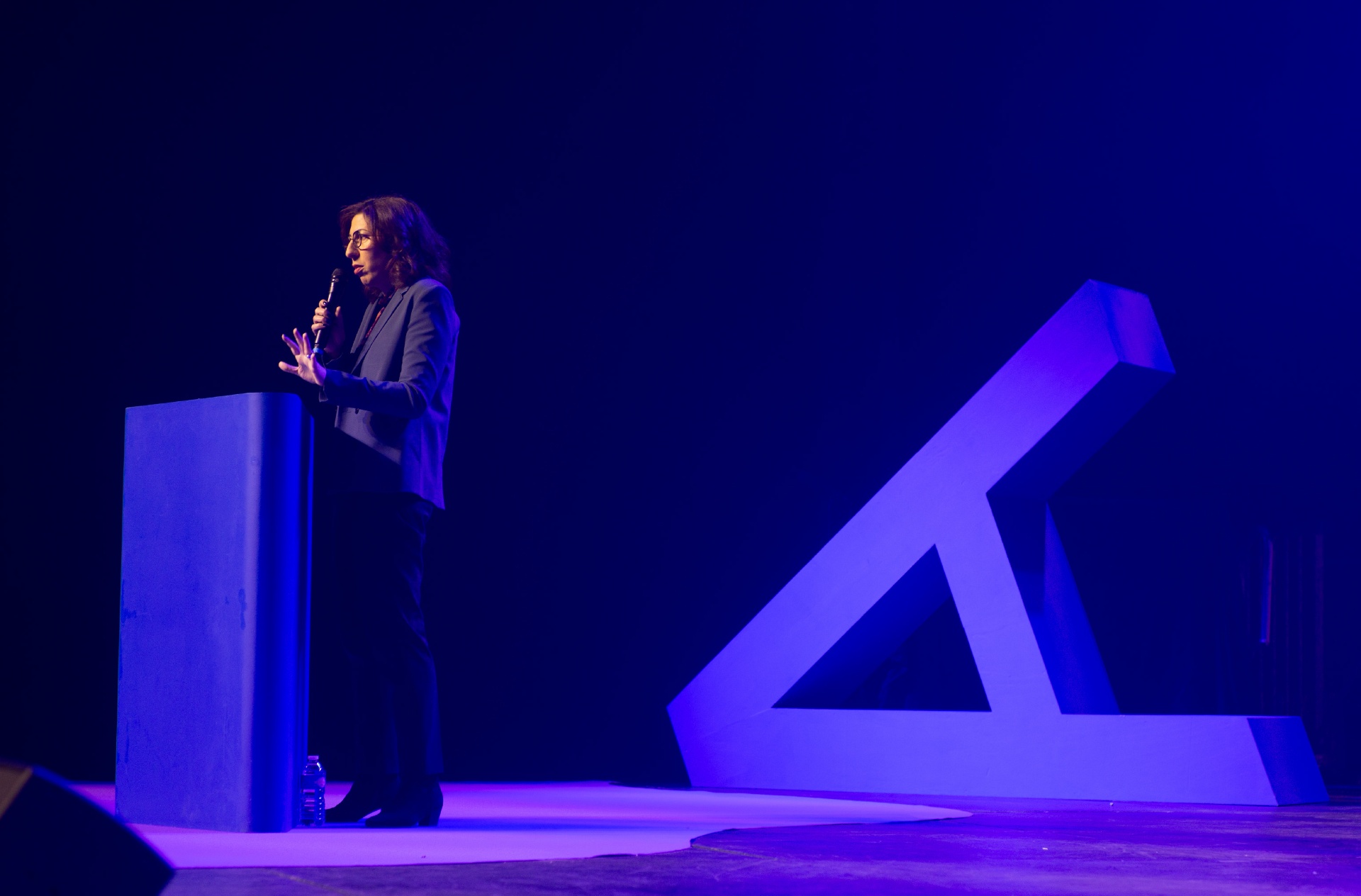 Prise de parole Rima Abdul Malak au centre de la scénographie pensée par l'Agence Kulte pour le séminaire interne de Cultura.