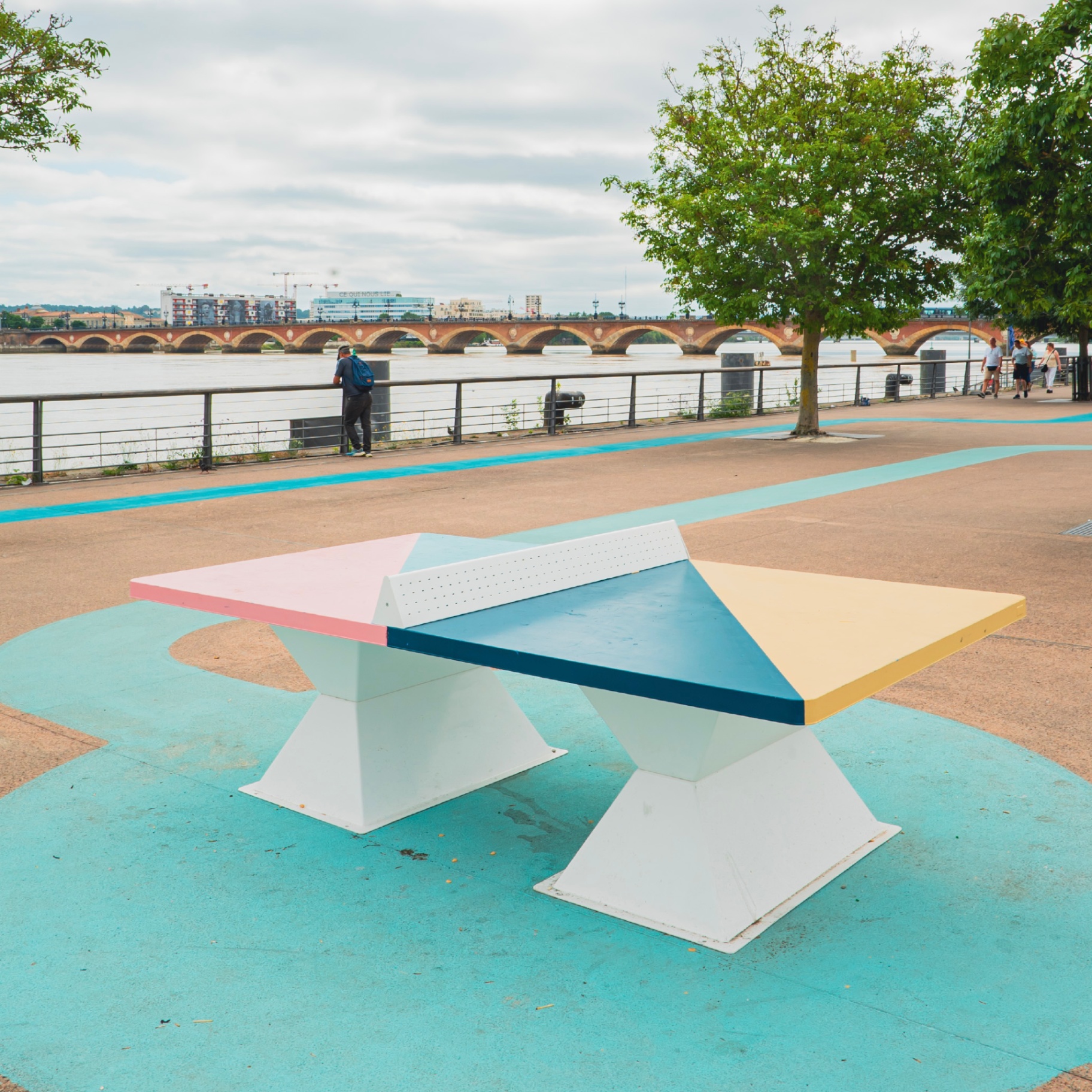 Design actif à Bordeaux : table de tennis de table inclusive conçue par l'agence Kulte pour l'aménagement des quais. - réalisé par Agence Kulte
