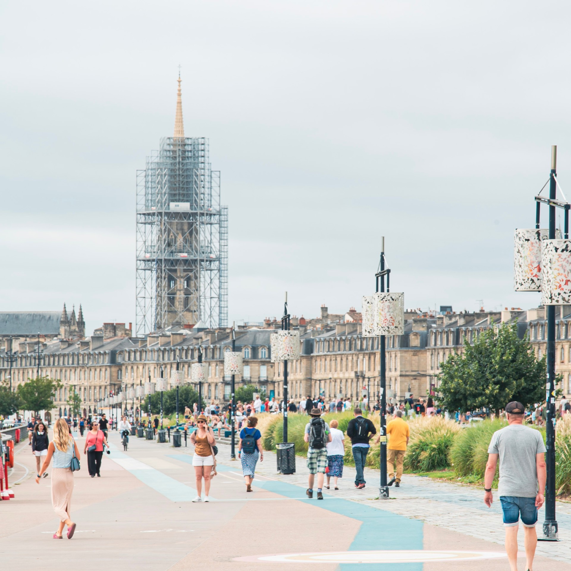 Promeneurs sur les quais de Bordeaux avec le parcours de Design Actif. - réalisé par Agence Kulte