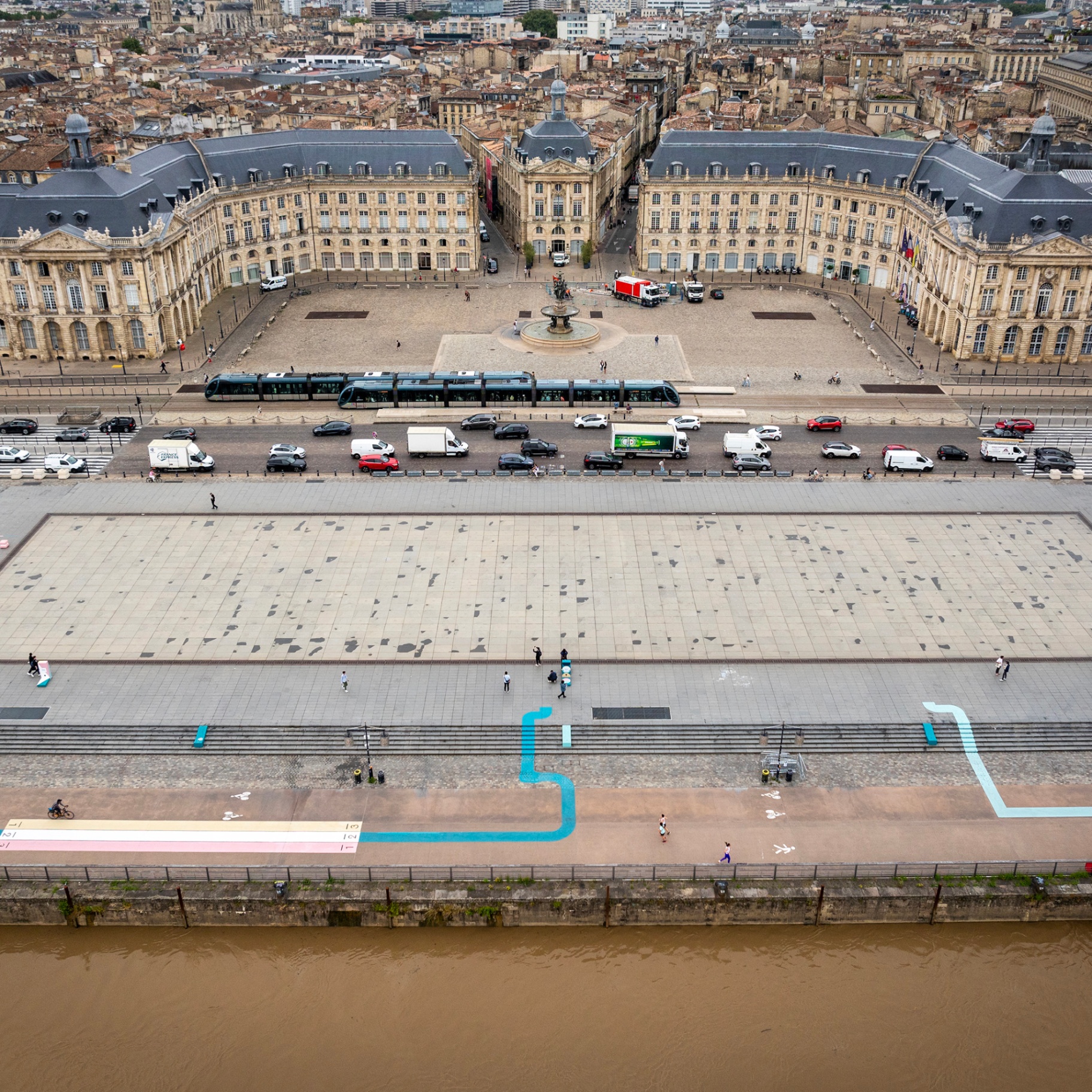 Mobilier urbain sportif et design actif : réalisation d'un espace de sport inclusif sur les quais de Bordeaux par l'agence d'ingénierie créative Kulte. - réalisé par Agence Kulte