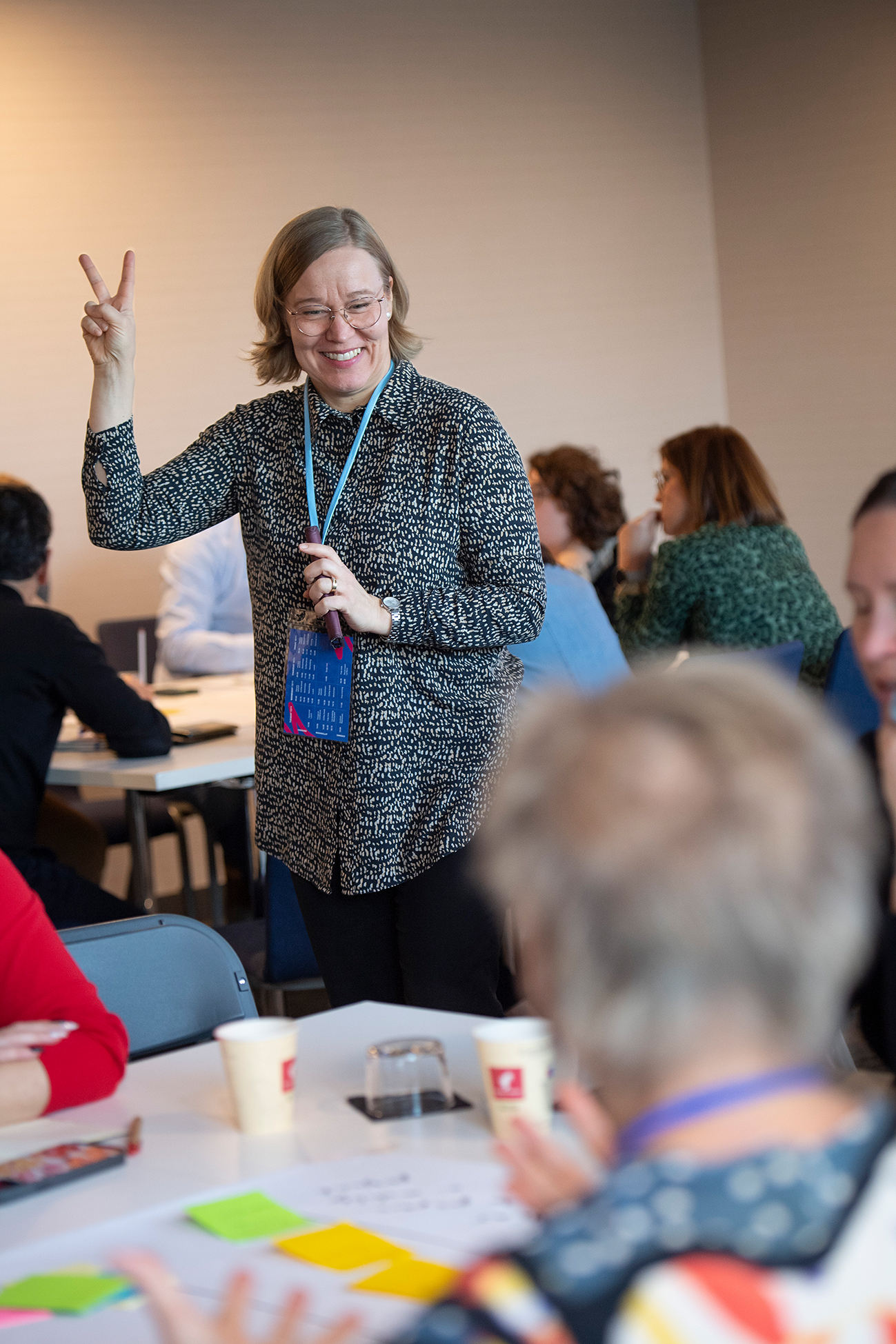 Atmosphère collaborative et satisfaction des participantes lors d'un atelier Erasmus+. - réalisé par Agence Kulte