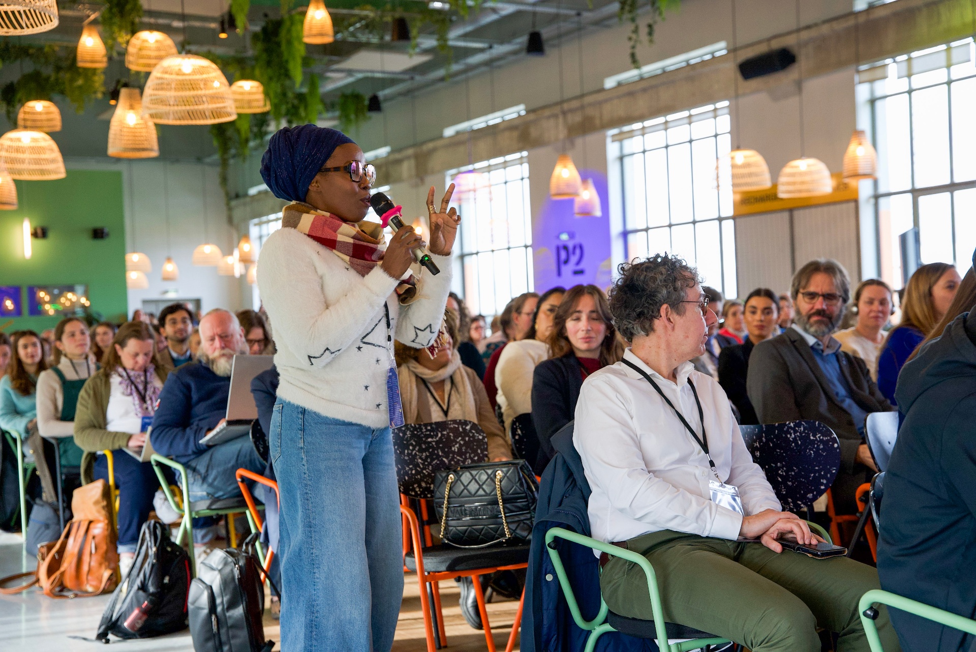 Interaction et prise de parole d'une participante lors d'un forum Erasmus+  de Paris Nanterre géré par le secrétariat d'événements Kulte. - réalisé par Agence Kulte