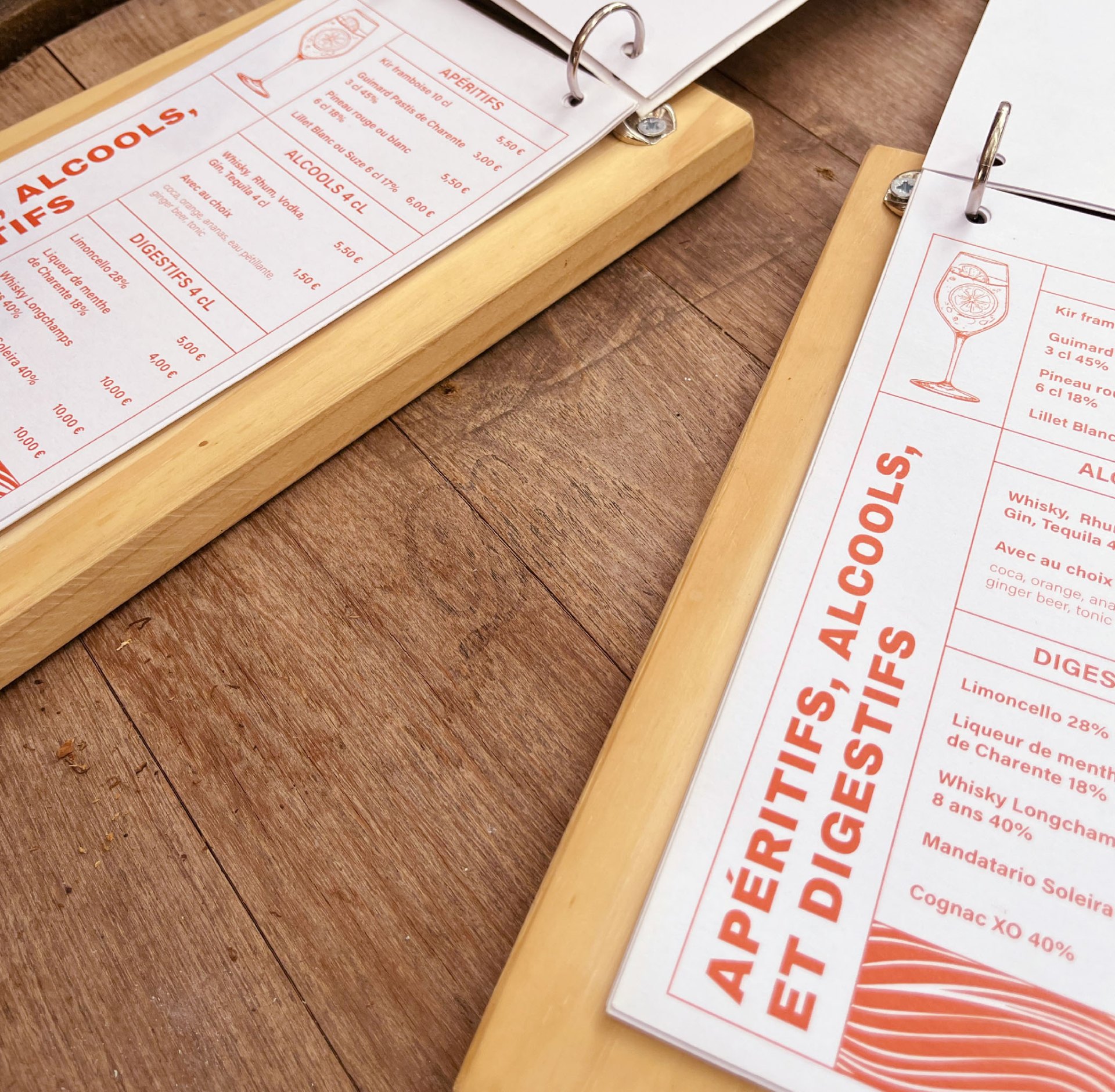 Cartes des boissons et apéritifs de la Guinguette du Peyrat, identité visuelle solaire et typographie artisanale. - réalisé par Agence Kulte