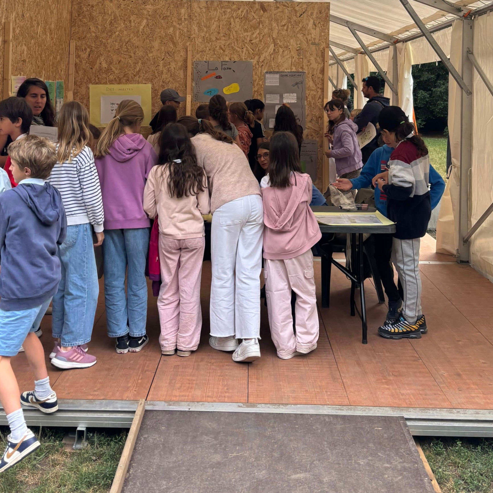 Restitution des projets scolaires sous chapiteau et tente événementiels : valorisation de l'engagement des enseignantes, enseignants et élèves. - réalisé par Agence Kulte