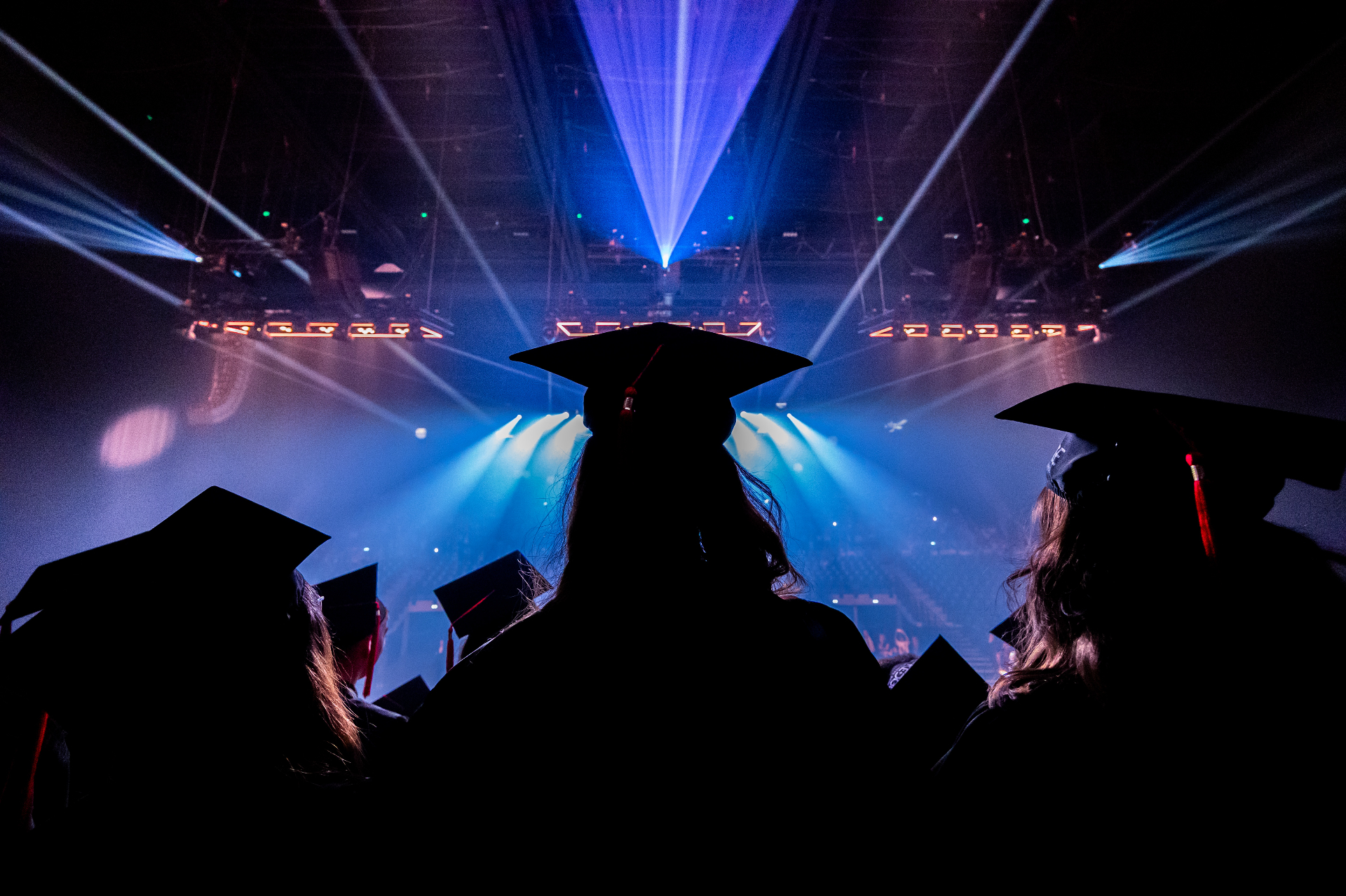 Cérémonie de remise de diplômes Kedge Business School : scénographie immersive à l'Accor Arena de Bordeaux et diplômé·e·s en toge réalisée par l'agence Kulte. - réalisé par Agence Kulte