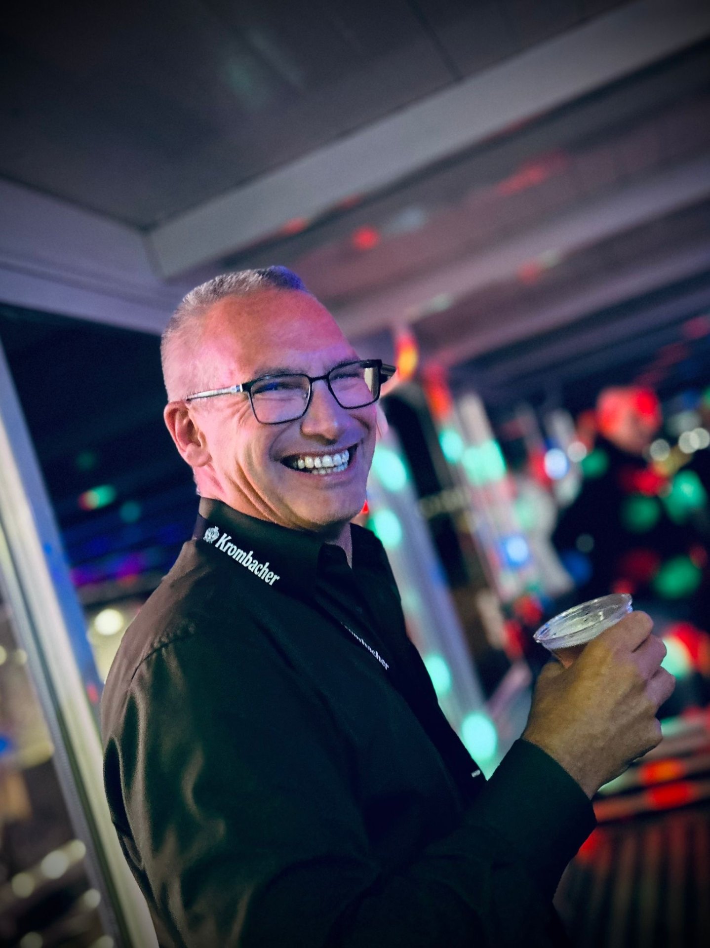 Portrait d'un participant profitant de l'expérience de marque Krombacher lors de team building à Bordeaux. - réalisé par Agence Kulte