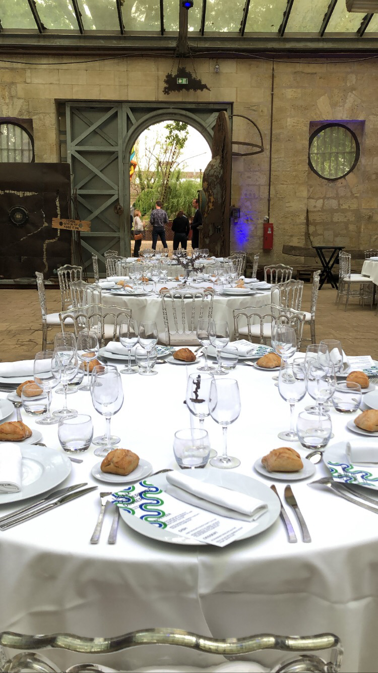 Détail du dressage d'une table ronde avec menus éco-conçus et produits locaux pour le colloque INRAE. - réalisé par Agence Kulte