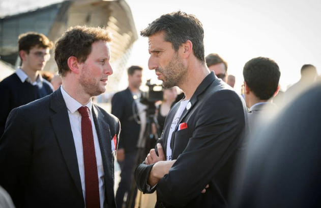 Échanges entre Tony Estanguet et Clément Beaune lors de l'inauguration institutionnelle de la passerelle reliant le Stade de France au Centre Aquatique olympique. - réalisé par Agence Kulte