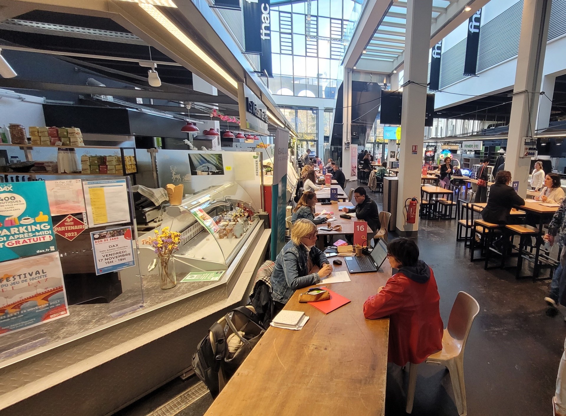 Vue d'ensemble des Halles de Dax pendant l'événement RUBIX — rencontre candidat·e·s et entreprises - réalisé par Agence Kulte