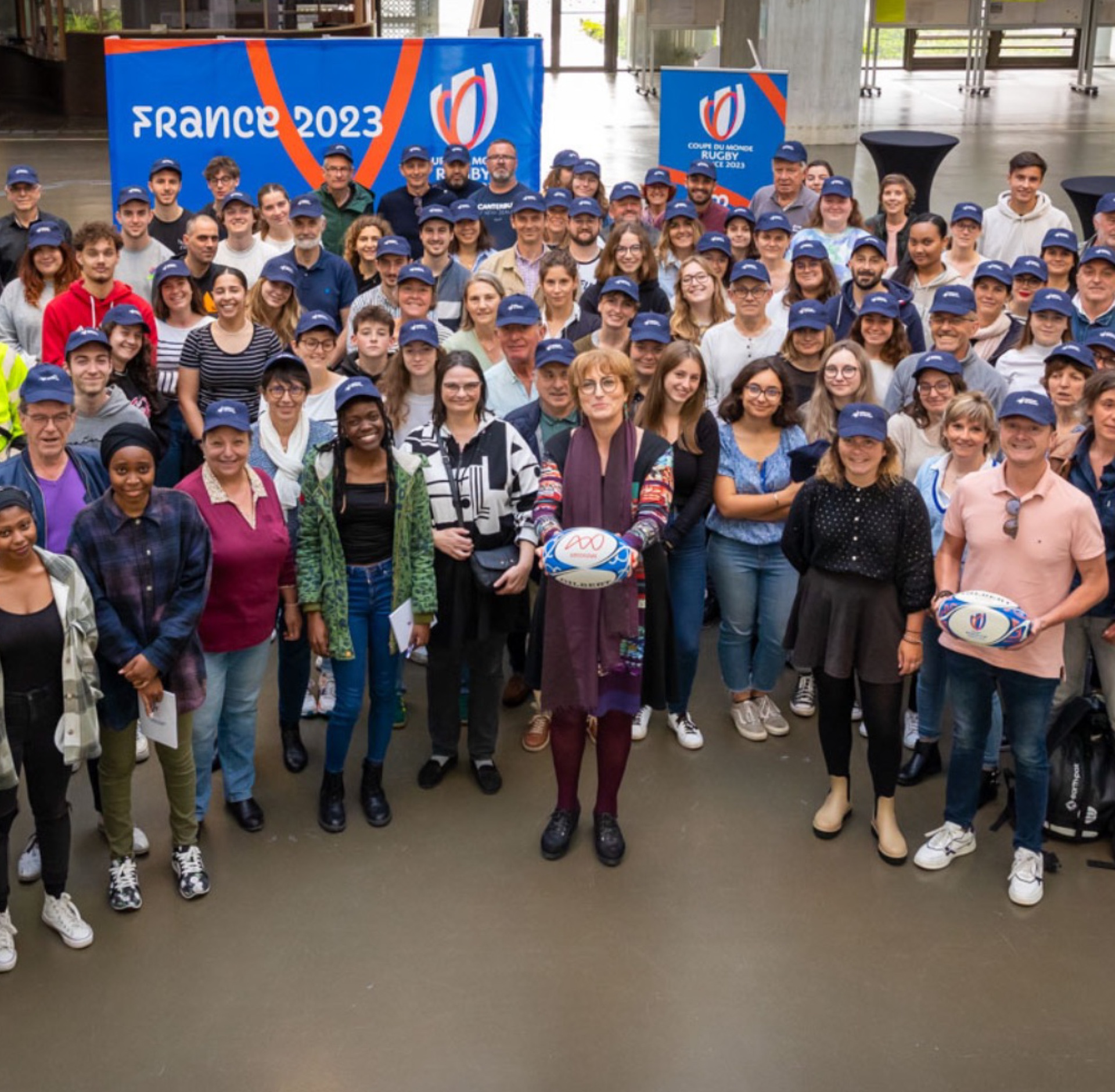 Groupe de volontaires et apprenti·e·s réuni·e·s sous les bannières France 2023 lors du kick-off national - réalisé par Agence Kulte