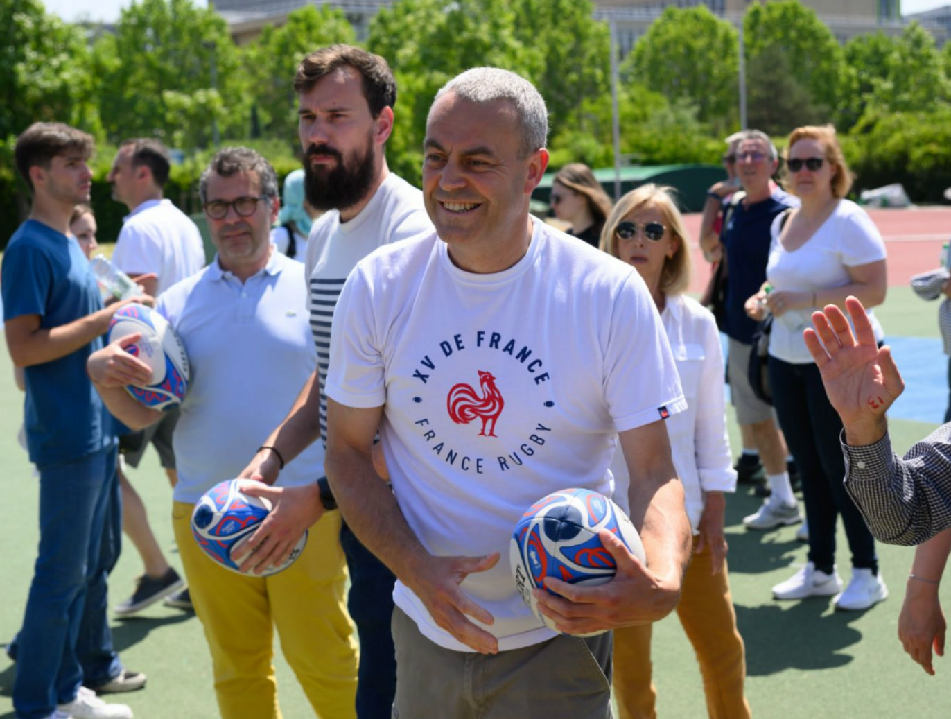 Participant·e·s en maillot XV de France partageant un moment de cohésion lors des Olympiades Team 2023 - réalisé par Agence Kulte