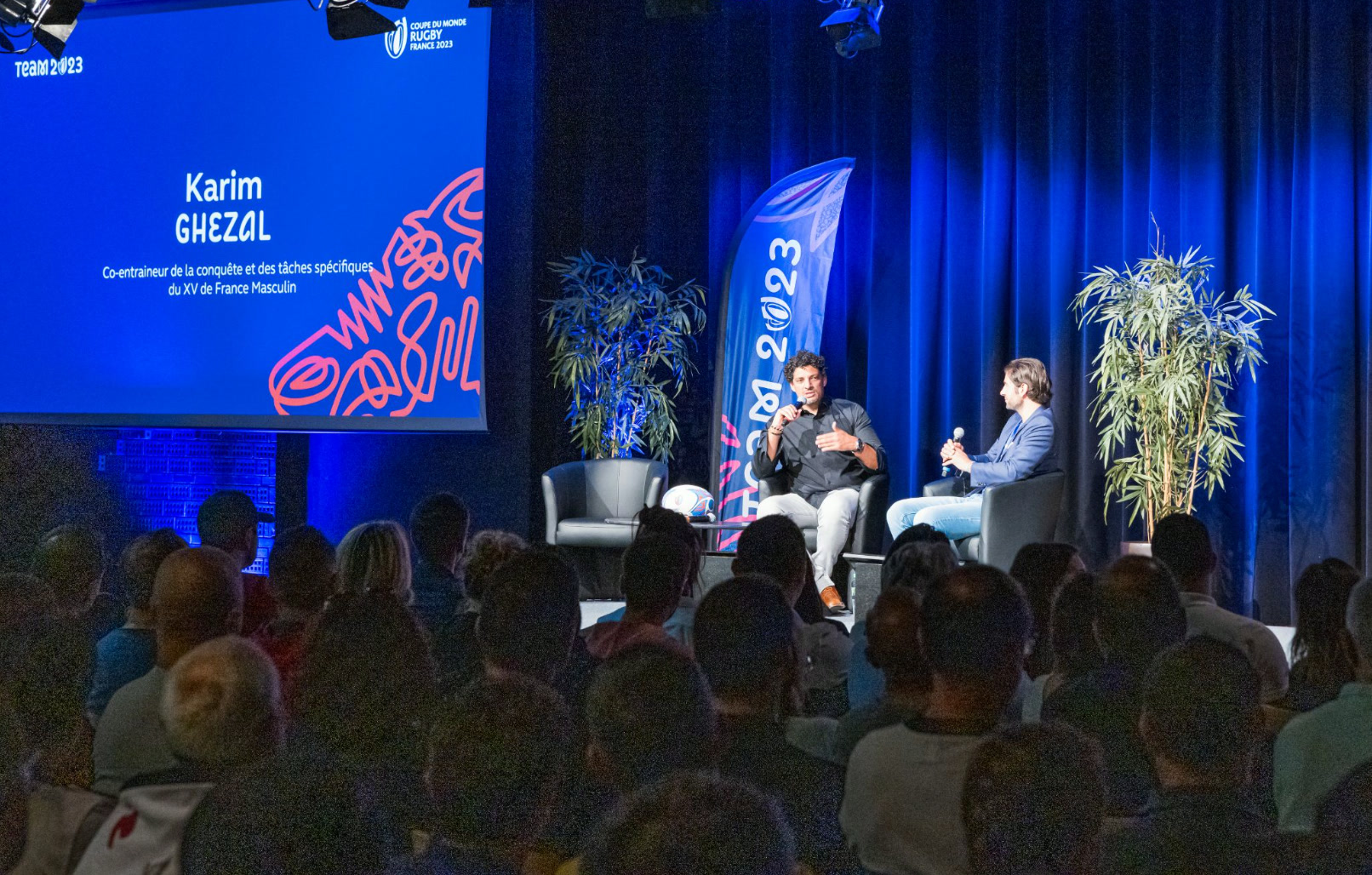 Conférence plénière avec Karim Ghezal, co-entraîneur du XV de France, devant les volontaires Team 2023 - réalisé par Agence Kulte