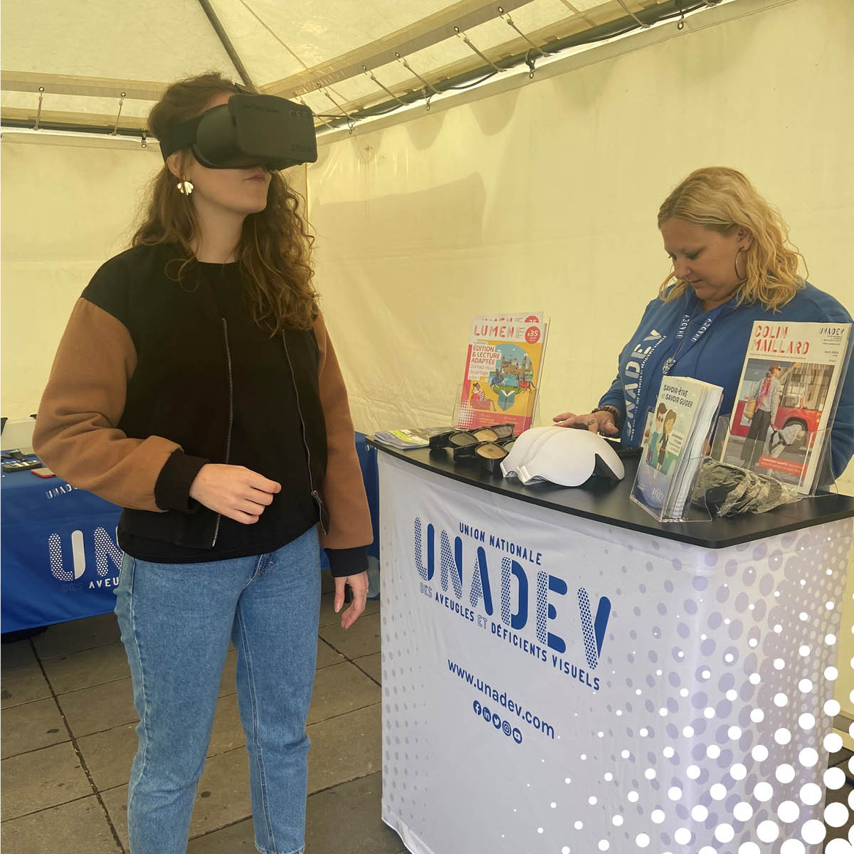 Expérience de réalité virtuelle simulant la déficience visuelle sur le stand UNADEV lors de la Journée mondiale de la vue. - réalisé par Agence Kulte