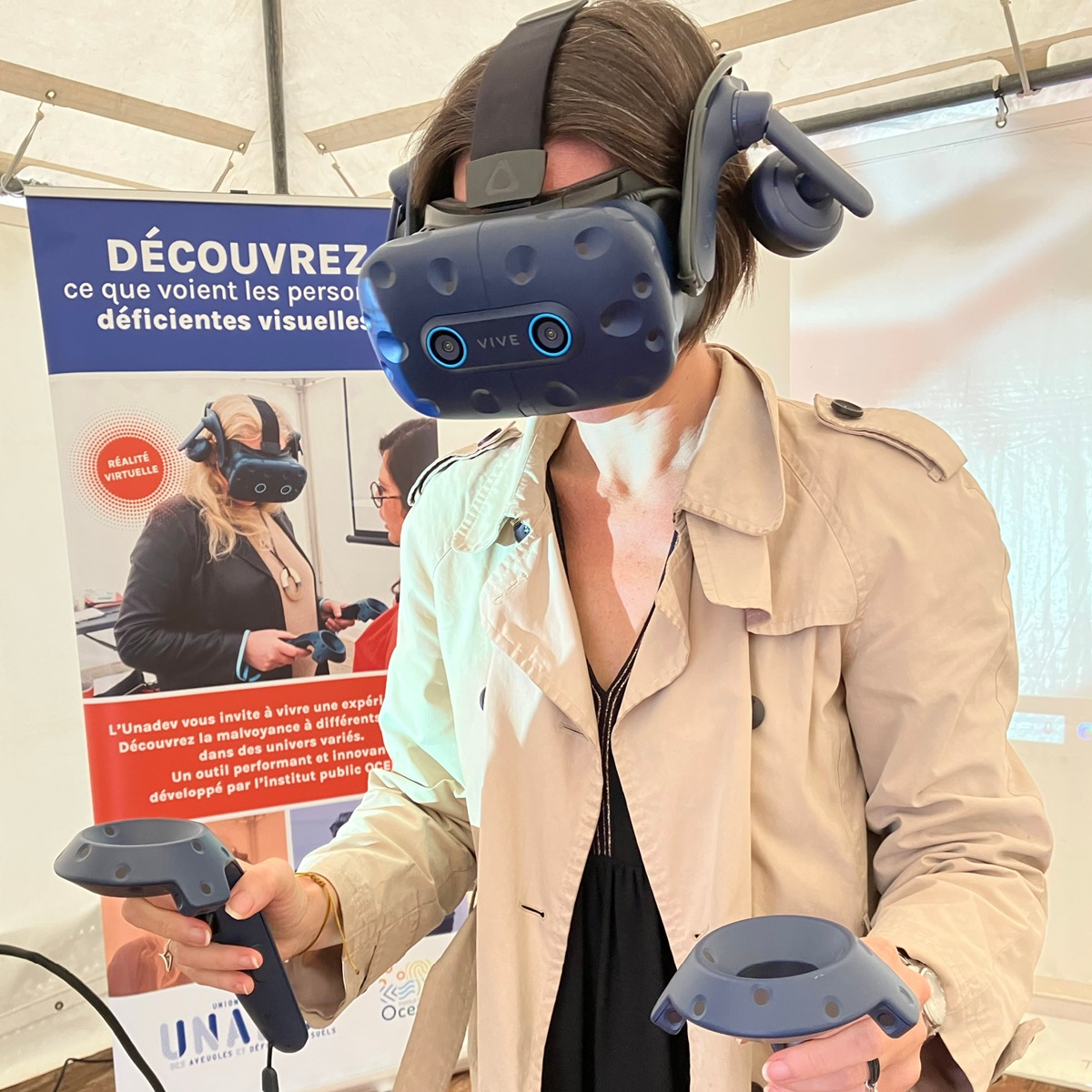 Participante équipée d'un casque VR HTC Vive pour découvrir le quotidien des personnes déficientes visuelles. - réalisé par Agence Kulte