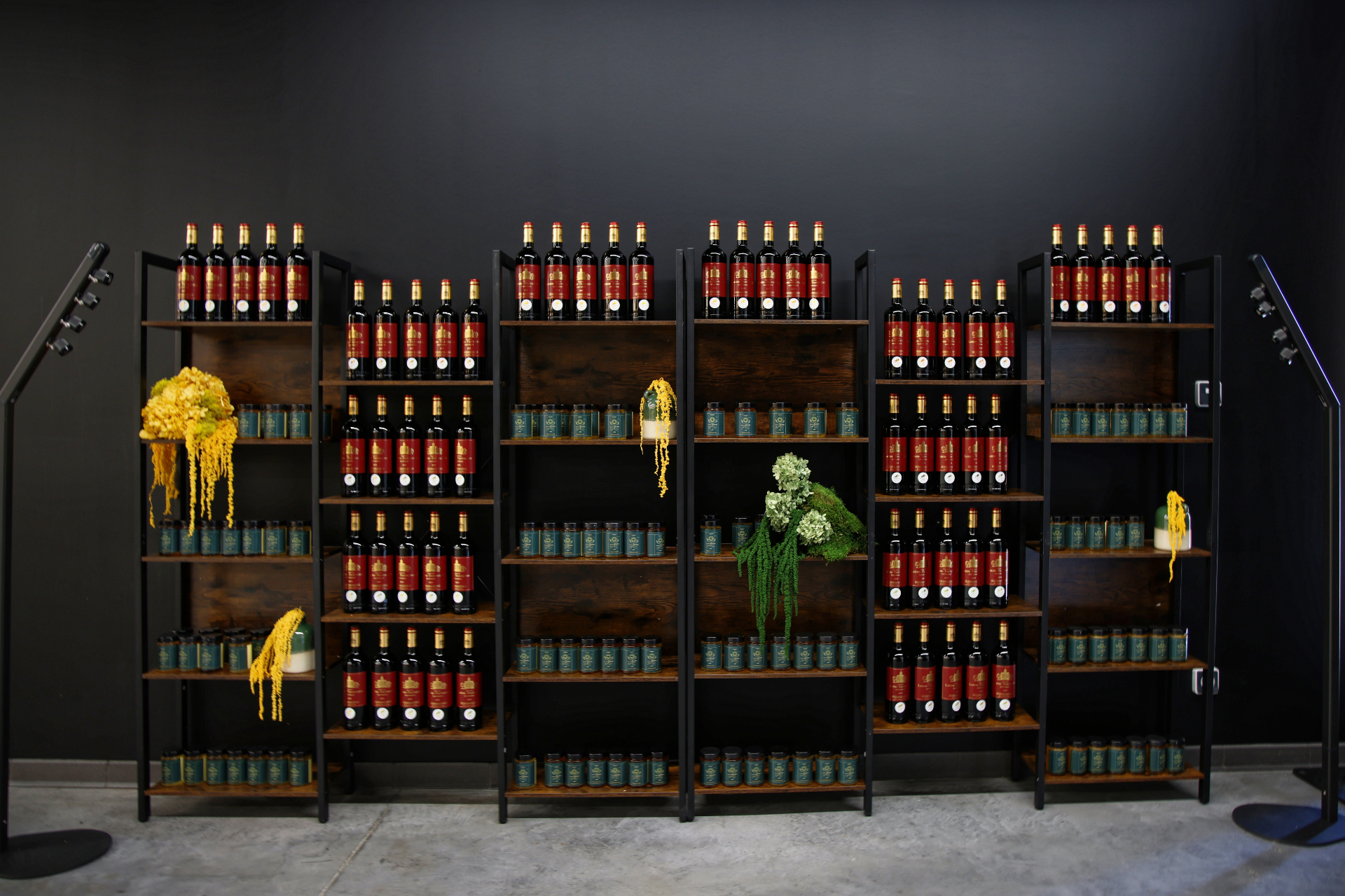 Scénographie événementielle & brand marketing des bouteilles et produits dérivés de Larose Trintaudon - réalisé par Agence Kulte