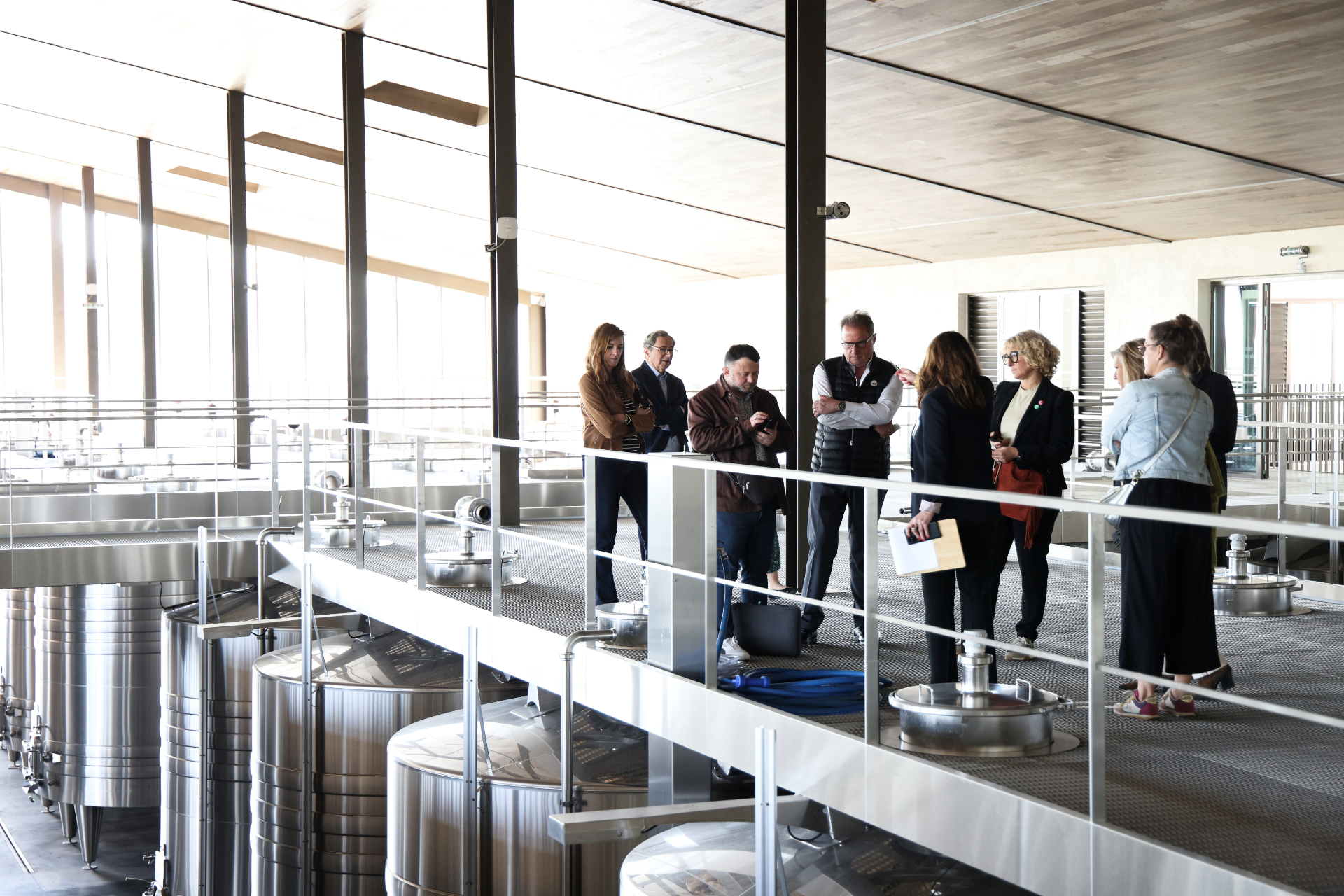 visite autour d'un parcours immersif pour l'événement d'inauguration des nouveaux chais des Vignobles de Larose - réalisé par Agence Kulte